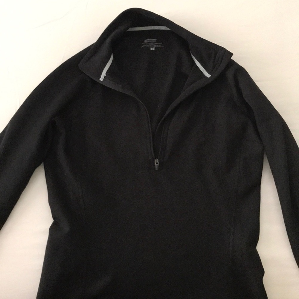 Small black Patagonia pullover-lightweight
